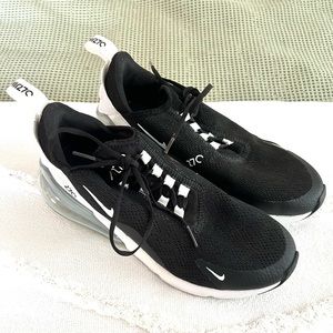 Black and white Nike Air 270s women’s (Size: 8.5)